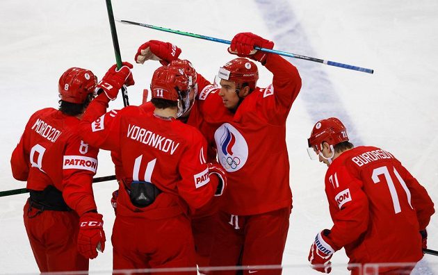 Ruští hokejisté oslavují úvodní gól proti České republice v úvodním duelu na MS v Rize.