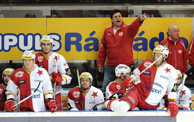 Trenér Slavie Praha Vladimír Růžička gestikuluje během utkání předkola s Pardubicemi.