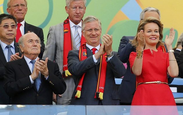 Prezident FIFA Sepp Blatter (vlevo) spolu s belgickým královským párem před výkopem duelu s Ruskem.