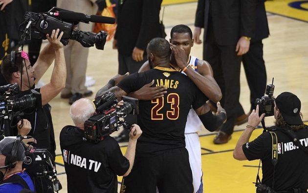 Hvězdný LeBron James (23) z Clevelandu gratuluje k titulu Kevinu Durantovi (35) z Golden State.