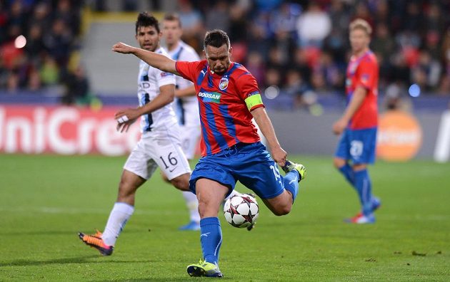 Plzeňský kapitán Pavel Horváth v utkání základní skupiny Ligy mistrů s Manchesterem City.