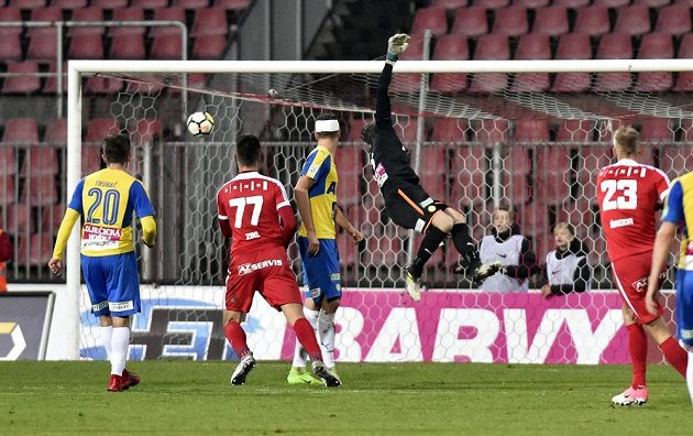 Vpravo Michal Škoda z Brna dává gól. Zleva Daniel Trubač z Teplic, Martin Zikl z Brna a Michal Jeřábek z Teplic.