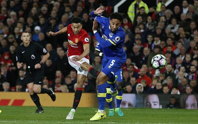 Fotbalista Manchesteru United Jesse Lingard střílí na branku Evertonu v utkání Premier League.