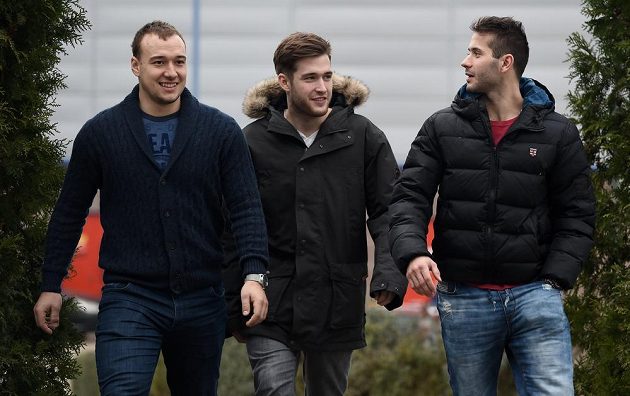 Hokejisté (zleva): Jan Kovář, Pavel Francouz a Erik Hrňa míří na reprezenční sraz v letňanské hale.