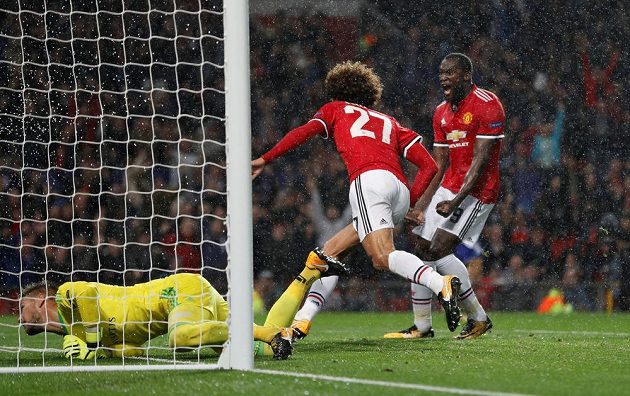Marouane Fellaini z Manchesteru United jásá. Tomáš Vaclík v bráně Basileje poprvé v zápase inkasoval.