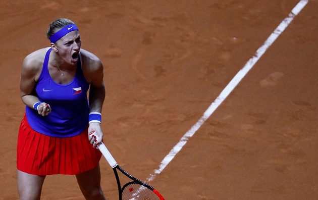 Petra Kvitová během rozhodující fedcupové dvouhry v Německu s Angelique Kerberovou.