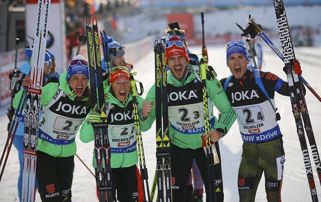 Radost německého biatlonového týmu z vítězství v závodě smíšených štafet na MS v Hochfilzenu. Zleva Vanessa Hinzová, Laura Dahlmeierová, Arnd Peiffer and Simon Schempp.