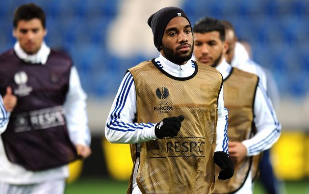 Útočník Lyonu Alexandre Lacazette na tréninku v Plzni před odvetným osmifinálovým zápasem Evropské ligy.