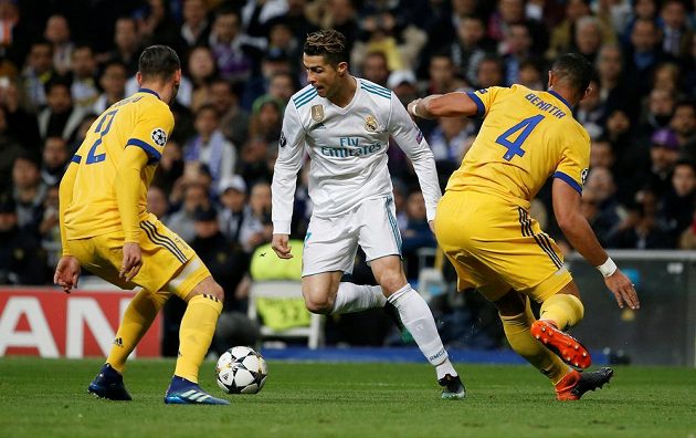 Cristiano Ronaldo bojuje s italskou přesilou (vlevo Mattia De Sciglio, vpravo Medhi Benatia).