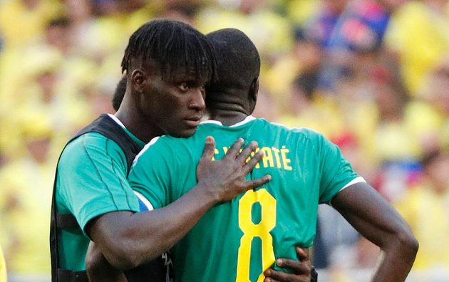 Zklamaní Senegalci Cheikhou Kouyate a Kara Mbodji po porážce s Kolumbií. Na MS končí kvůli vyššímu počtu žlutých karet.