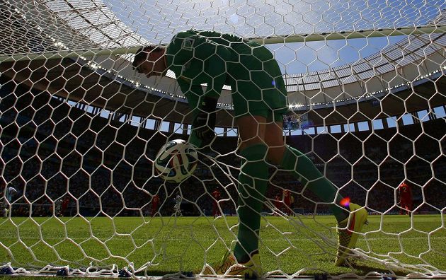 Belgický brankář Thibaut Courtois smutně lovil míč ze sítě už v osmé minutě čtvrtfinále, kdy inkasoval od Argentince Gonzala Higuaína.