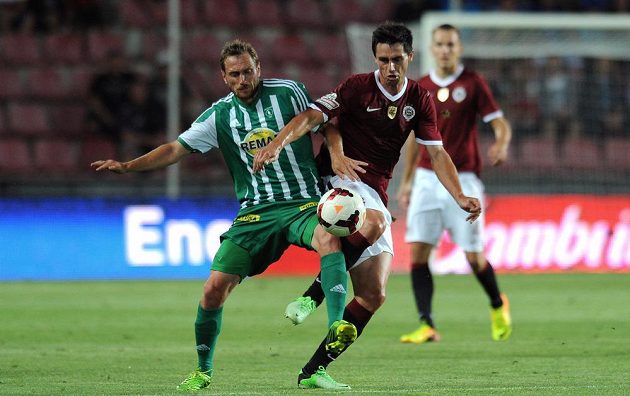 Martin Kolář (vlevo) z Bohemians 1905 bojuje o míč se sparťanem Kamilem Vackem.