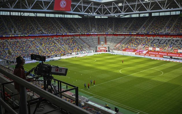 Prázdná aréna v Düsseldorfu, kde přivítali v záchranářské bitvě Paderborn.