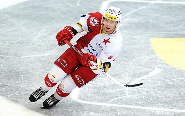 Slávistický útočník Pavel Klhůfek v utkání 51. kola Tipsport extraligy proti Karlovým Varům.