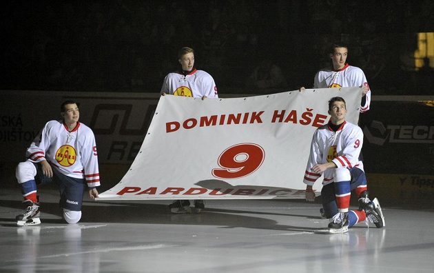 Slavnostní vyřazení dresu s číslem devět na počest legendárního brankáře Dominika Haška před zápasem Pardubic se Spartou.