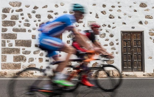 Na památky nebyl čas. Češti bikeři Jaroslav Kulhavý a Jan Vastl projíždějí městečkem Betancuria založeným v roce 1404.