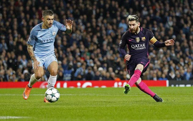 Barcelonský Lionel Messi dává gól, přihlíží Aleksandar Kolarov z Manchesteru City.