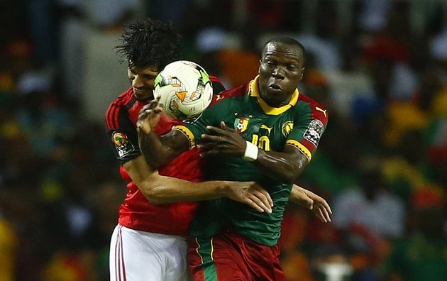 Vincent Aboubakar (vpravo) z Kamerunu v souboji s Egypťanem Alím Gabrem.