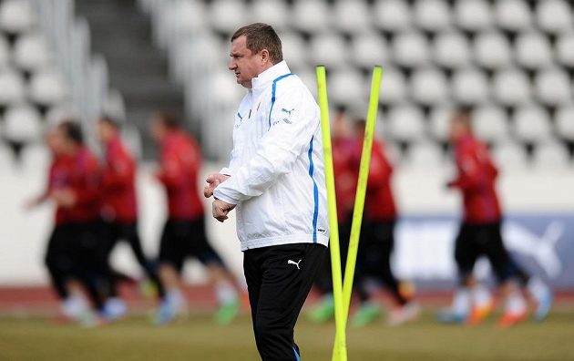 Trenér Pavel Vrba během tréninku české fotbalové reprezentace před utkáním s Norskem.