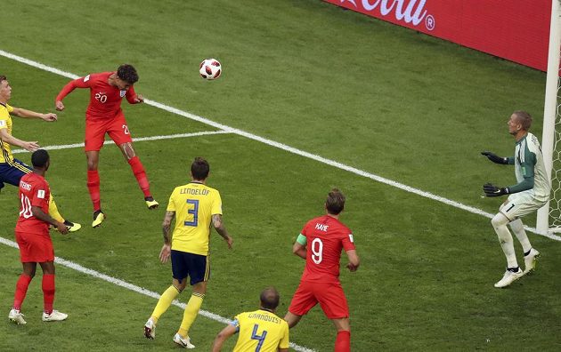 Záložník Anglie Dele Alli přidává druhý gól ve čtvrtfinálovém zápase se Švédy.