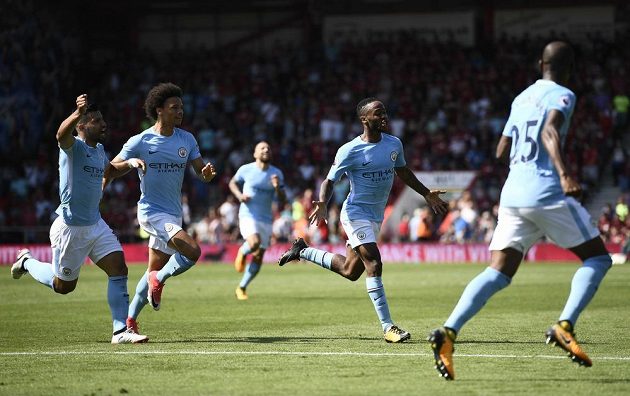 Raheem Sterling (druhý zprava) slaví se spoluhráči vítěznou trefu proti Bournemouthu.