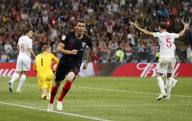 Mario Mandžukiče se běží radovat poté, co skóroval v prodloužení semifinálového duelu MS.