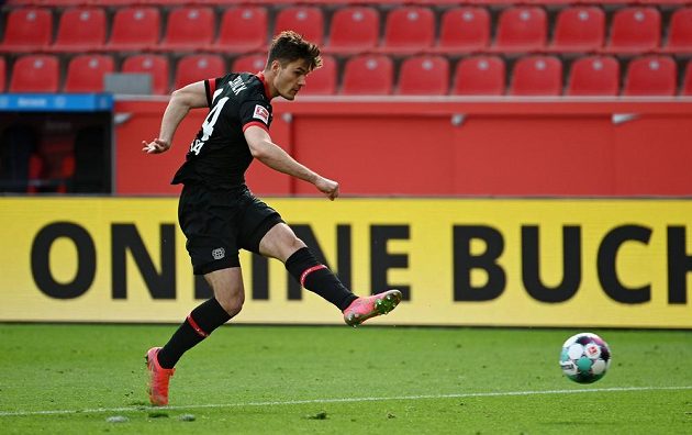 Český fotbalový reprezentant v dresu Bayeru Leverkusen Patrik Schick střílí branku v utkání 27. kola německé bundesligy proti Schalke.