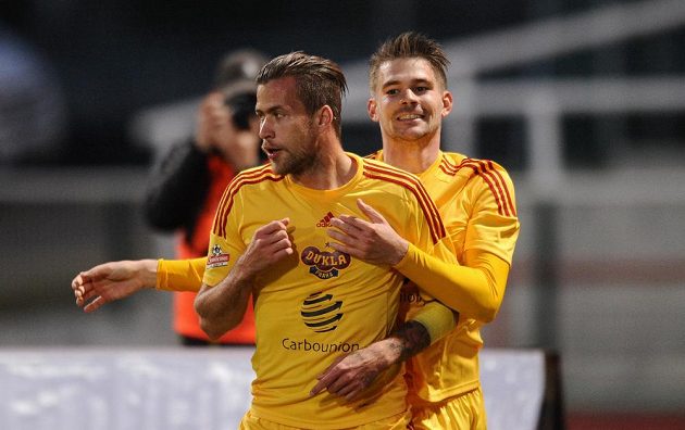 Fotbalisté Dukly Praha Jakub Mareš (vpředu) a Luboš Kalouda oslavují gól proti Spartě.