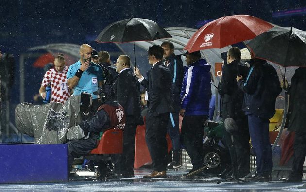 Rozhodčí Stefan Johannesson se nakonec rozhodl utkání Chorvatska s Kosovem předčasně ukončit.
