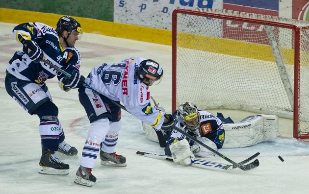 Zleva Michal Barinka z Vítkovic, Jan Víšek z Liberce a brankář Vítkovic Filip Šindelář.