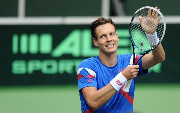 Tenista Tomáš Berdych oslavuje vítězství po utkání 1. kola Davis Cupu s nizozemským Igorem Sijslingem.