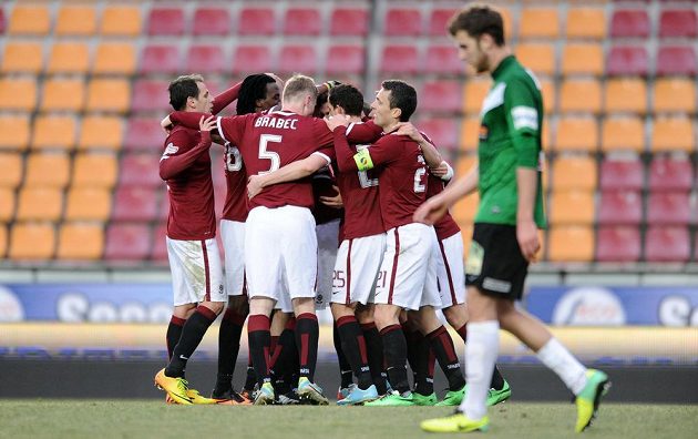Hráči Sparty Praha oslavují vedoucí gól na 2:1 během přípravného utkání s Jabloncem.