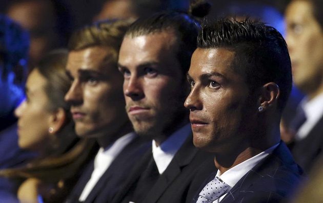 Zprava doleva Cristiano Ronaldo, Gareth Bale a Antoine Griezmann před vyhlášením nejlepšího hráče Evropy.
