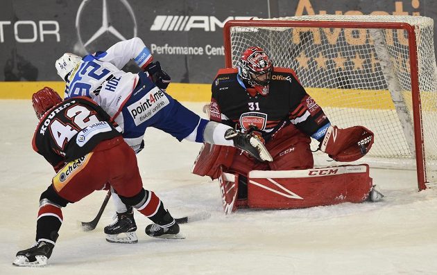 Zleva Petr Koukal z Hradce Králové, Petr Holík z Brna a brankář Hradce Králové Jaroslav Pavelka.