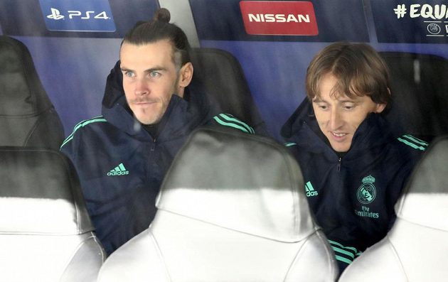 Fotbalisté Realu Madrid Gareth Bale a Luka Modrič na lavičce během utkání Ligy mistrů.