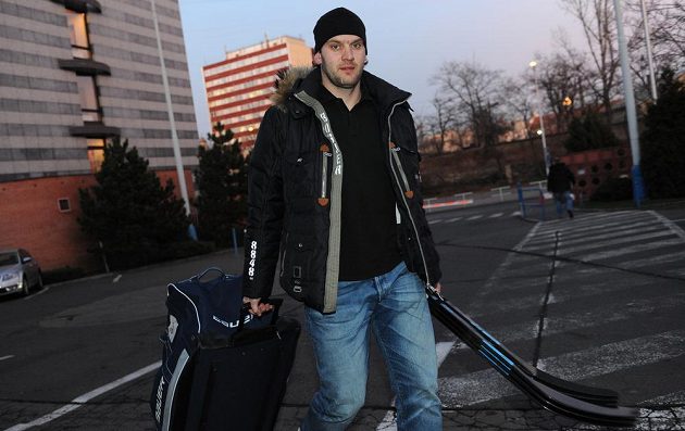Český obránce Michal Barinka přichází na sraz hokejové reprezentace v holešovické Tipsport areně.