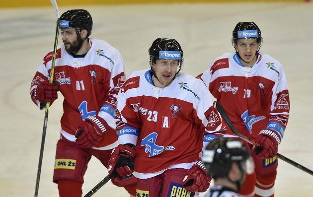 Zleva Petr Kolouch, autor gólu Jiří Ondrušek a Jakub Galvas (všichni z Olomouce).