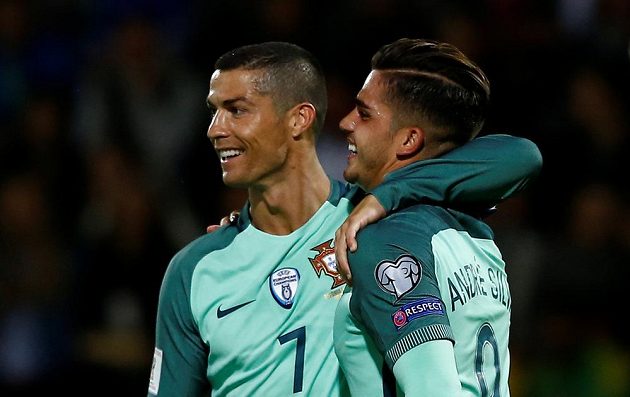 Fotbalisté Portugalska zvládli potvrdit roli favorita, když zvítězili v kvalifikaci o postup na MS 2018 na hřišti Lotyšska 3:0. Dvěma trefami k tomu Portugalcům pomohl Cristiano Ronaldo (vlevo).