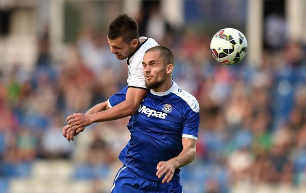 Mladoboleslavský útočník Michal Ďuriš a Neven Laštro (v modrém dresu) ze Širokého Brijegu během utkání druhého předkola Evropské ligy.