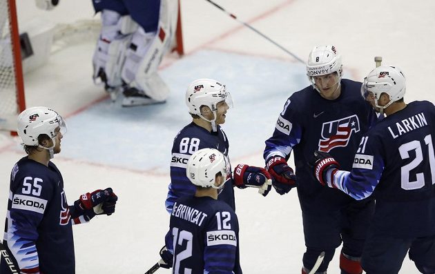 Americký hokejista Patrick Kane slaví se svými spoluhráči gól proti Francii.