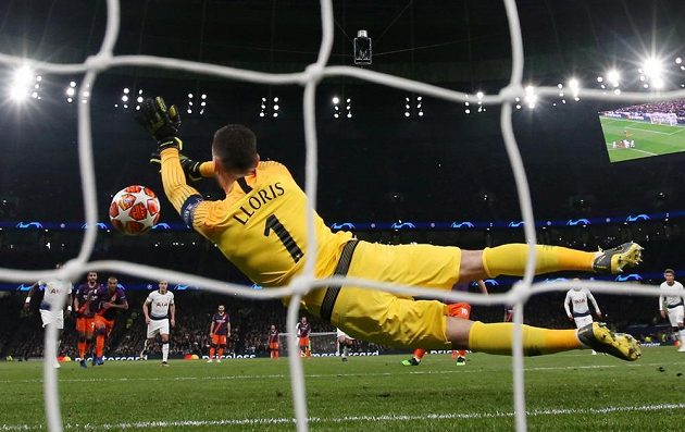 Brankář Tottenhamu Hugo Lloris chytá penaltu ve čtvrtfinále Ligy mistrů proti Manchesteru City.