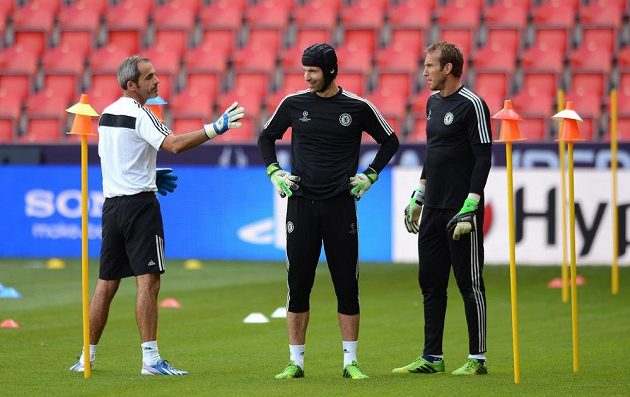 Brankář Chelsea Petr Čech (uprostřed), trenér brankářů Christophe Lollichon (vlevo) a Mark Schwarzer během tréninku.