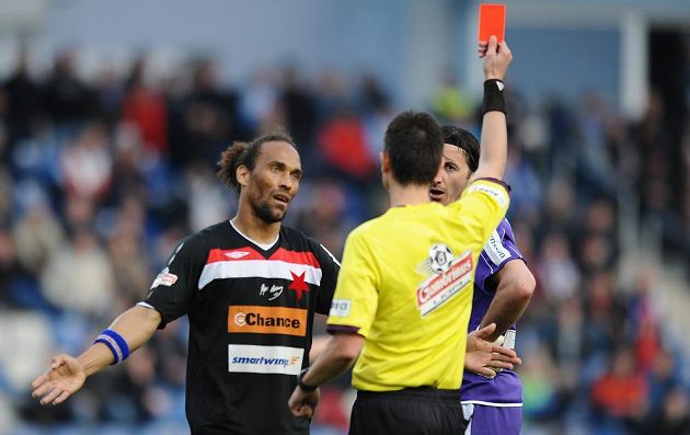 Rozhodčí Ardeleánu vylučuje v Mladé Boleslavi slávistického brankáře Kamila Čontofalského. Vlevo je obránce Pražanů Fernando Neves.
