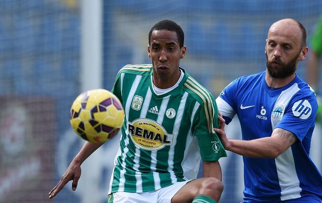 Miloš Karišik (vpravo) z Liberce a Jhon Mosquera z Bohemians 1905 v utkání 26. kola Synot ligy.