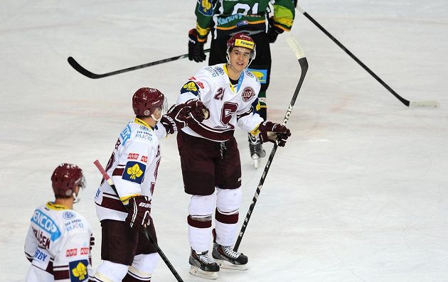 Karel Kubát (vpravo) ze Sparty oslavuje se spoluhráči čtvrtý gól svého proti Karlovým Varům.