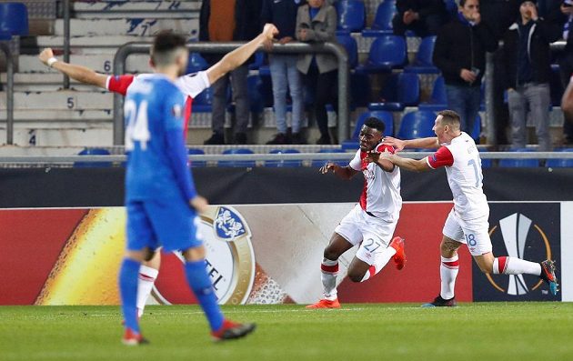 Slávista Ibrahim-Benjamin Traoré (27) se raduje z gólu s Janem Bořilem.