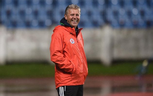 Trenér Slovanu Bratislava Jozef Chovanec během předzápasového tréninku před utkáním základní skupiny Evropské ligy se Spartou Praha na stadiónu Pasienky v Bratislavě.