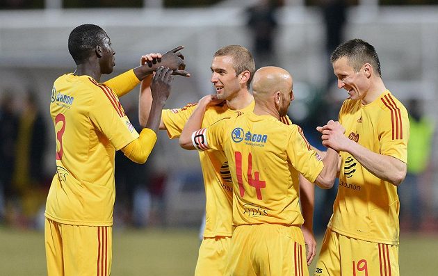 Hráči Dukly (zleva) Ismael Ouedraogo, Marek Hlinka, Patrik Gedeon a Lukáš Štětina se radují z vítězství.