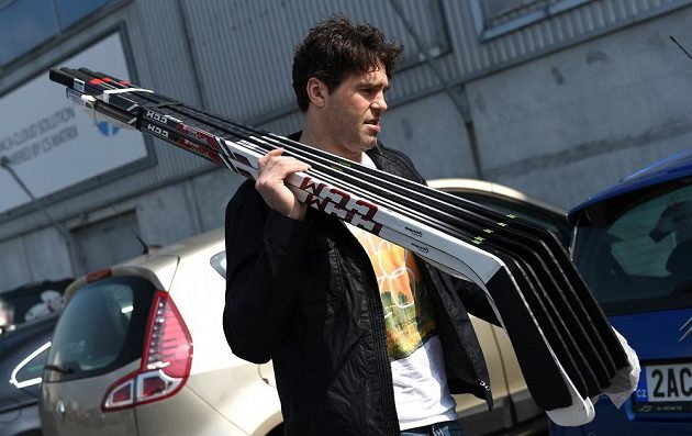 Útočník Jaromír Jágr přichází na sraz hokejové reprezentace v pražských Letňanech.