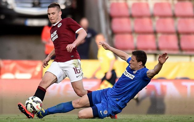 Brněnský obránce Aleš Schuster (vpravo) se snaží vypíchnout míč sparťanskému obránci Pavlu Kadeřábkovi během utkání 25. kola Synot ligy.